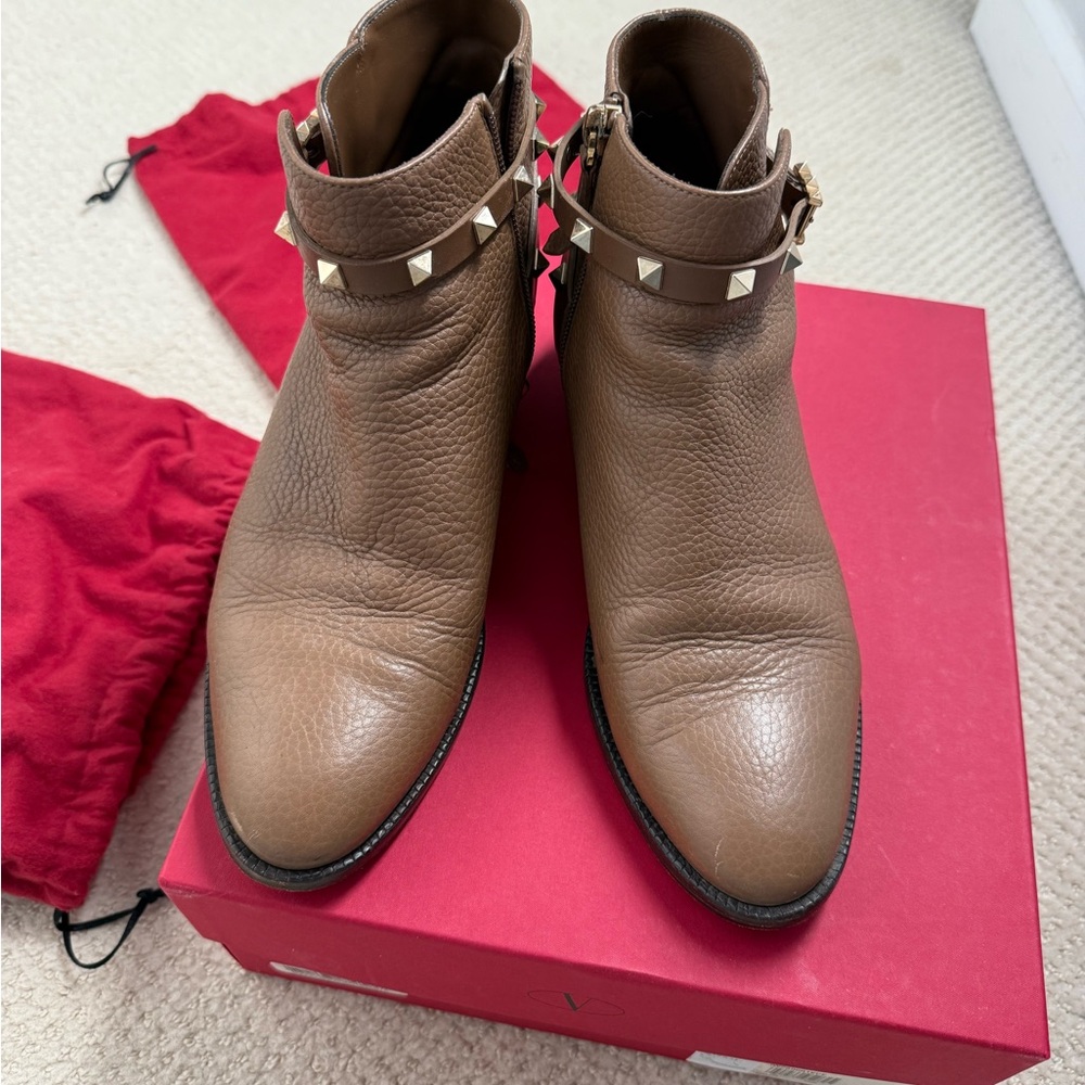 Valentino Garavani Rockstud Tan Ankle Booties Size 39